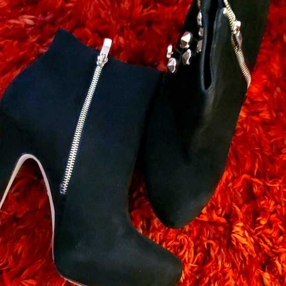 Beautiful booties - Picture 2 of 3